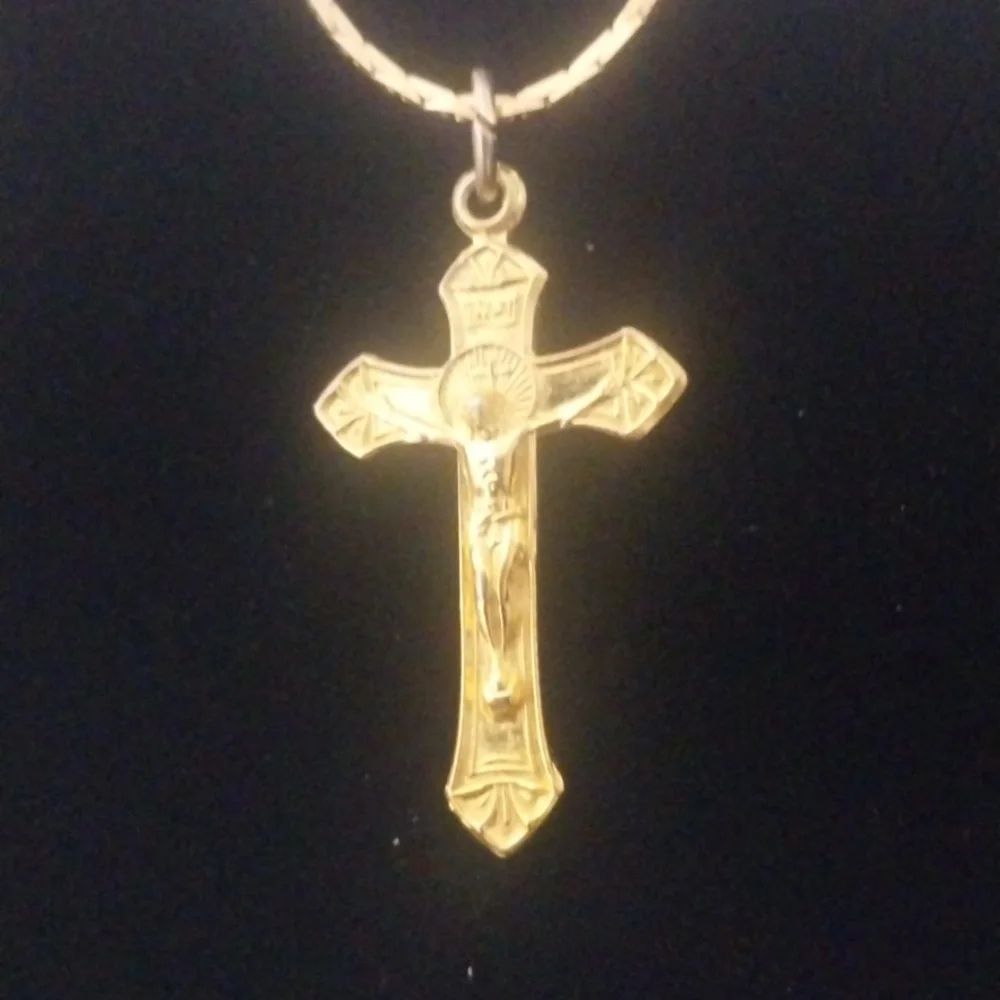 Gold cross pendent - Picture 4 of 6